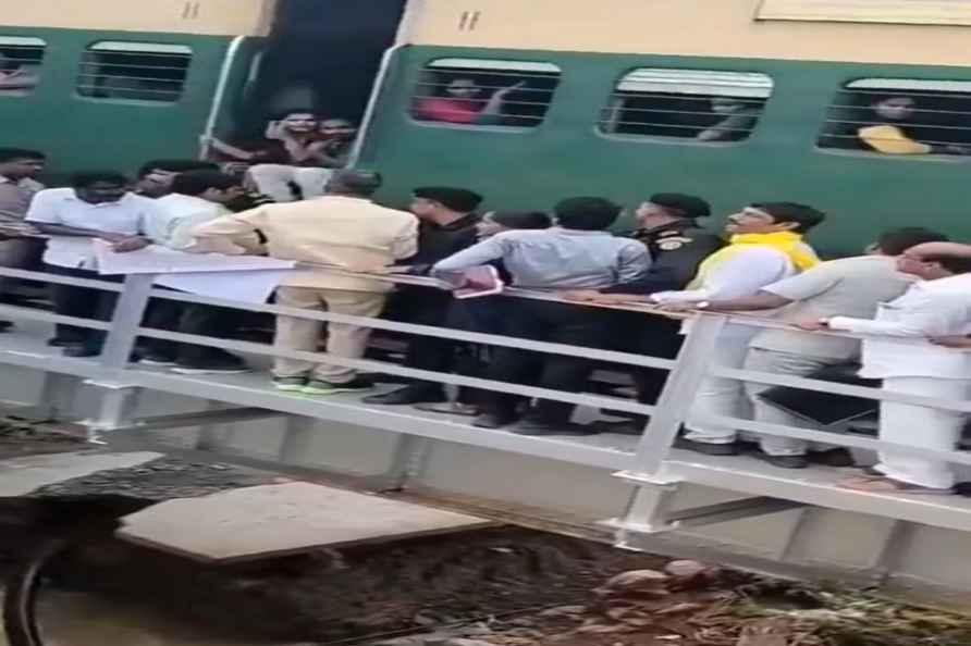 Andhra CM narrowly escapes train accident