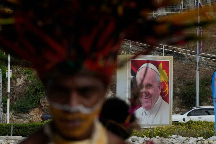 Papuasian dress wait for Pope Francis