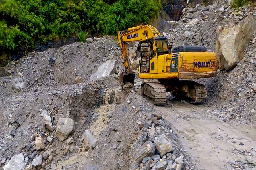 Cackhoe loader removes debris from Badrinath NH