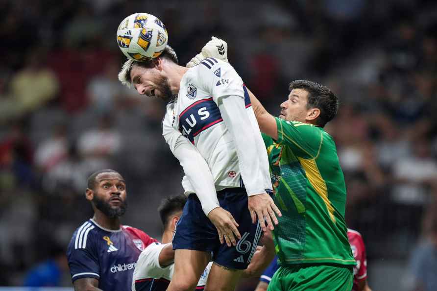 Vancouver Whitecaps' Tristan Blackmon, front left, gets his head...