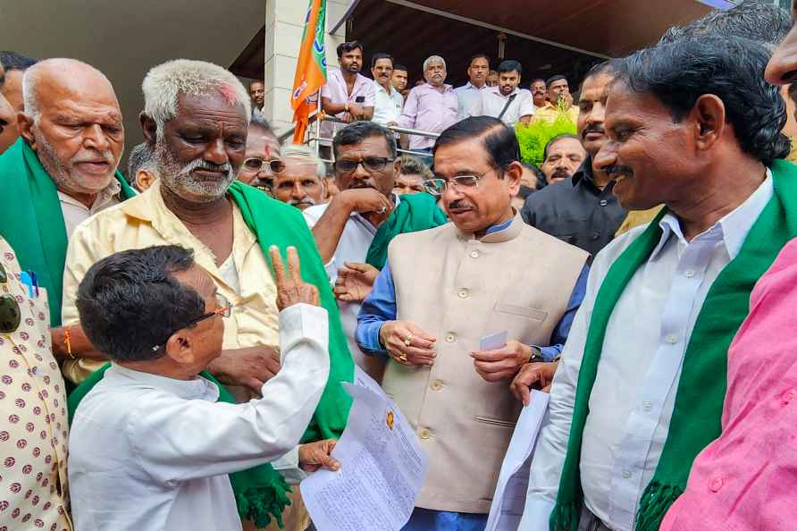 Pralhad Joshi meets farmers