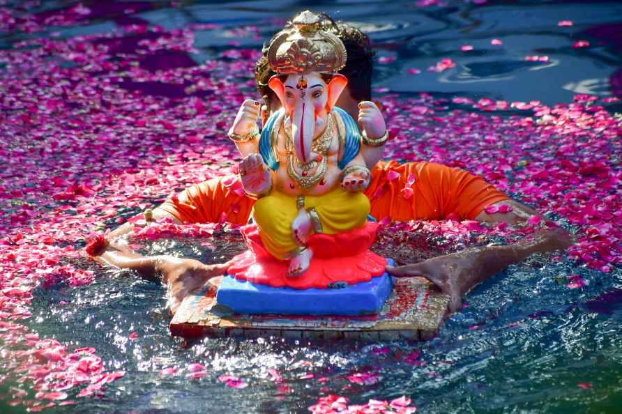 Ganesha idol immersion in Mumbai