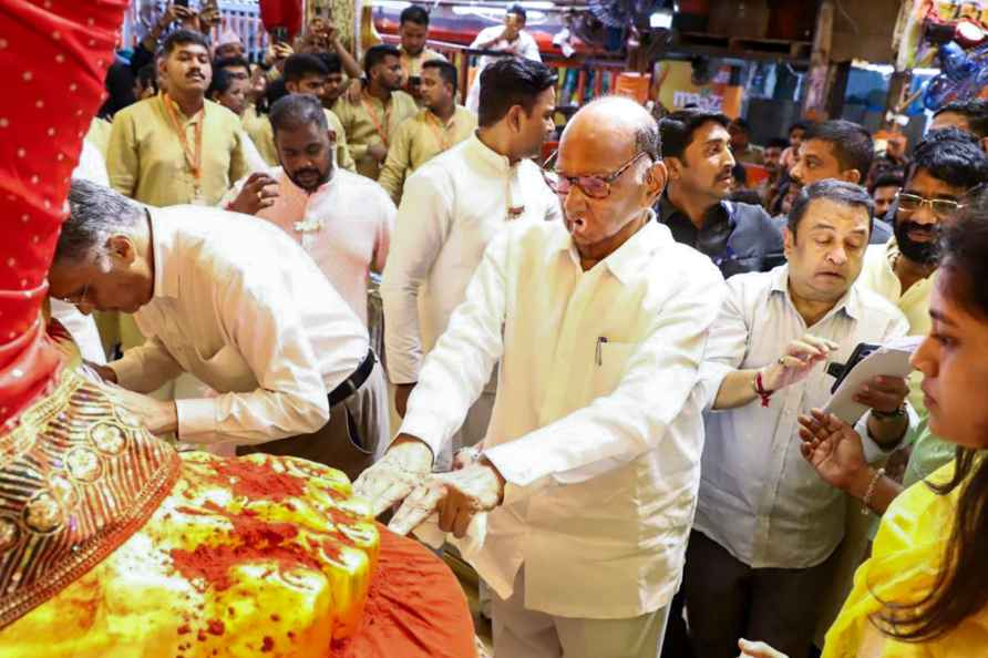 Sharad Pawar at Lalbaugcha Raja