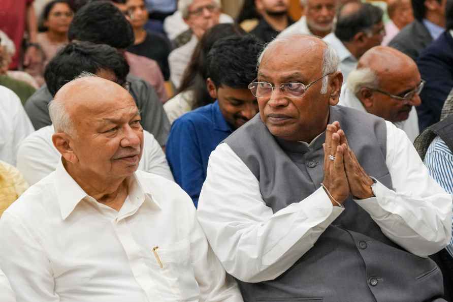 Kharge and Shinde at book release function