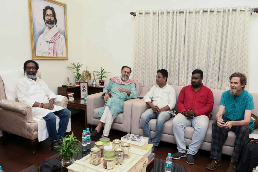 Yogendra Yadav meets Jharkhand CM