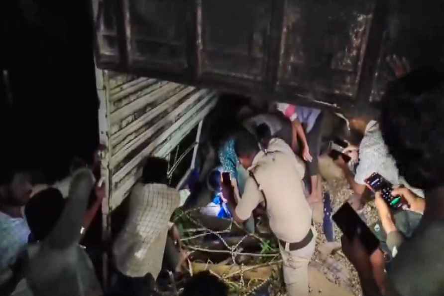 Mini truck overturns in Andhra Pradesh