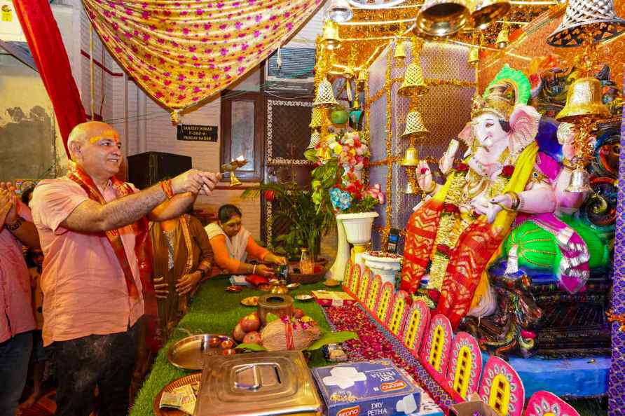 Manish Sisodia offers prayers to Lord Ganesh