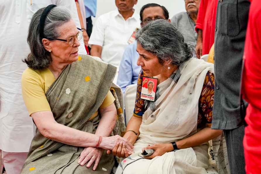 Sonia Gandhi at CPI(M) HQ