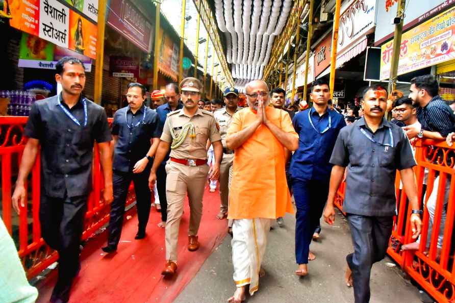 CP Radhakrishnan visits Lalbaugcha Raja