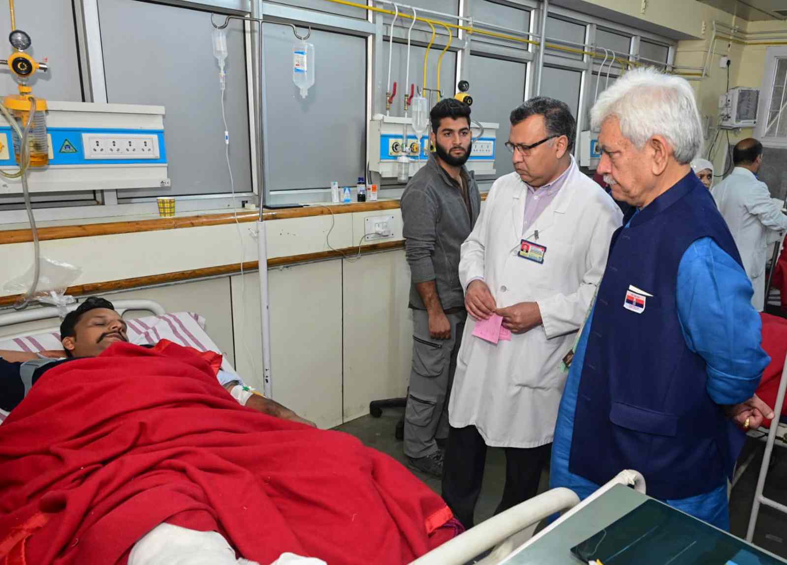 J&K LG visits injured; Kharge, Farooq slam Gagangir attack, Pakistan