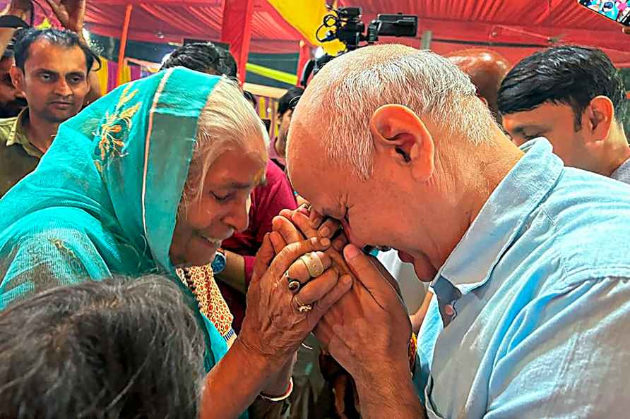 Manish Sisodia worships Maa Durga