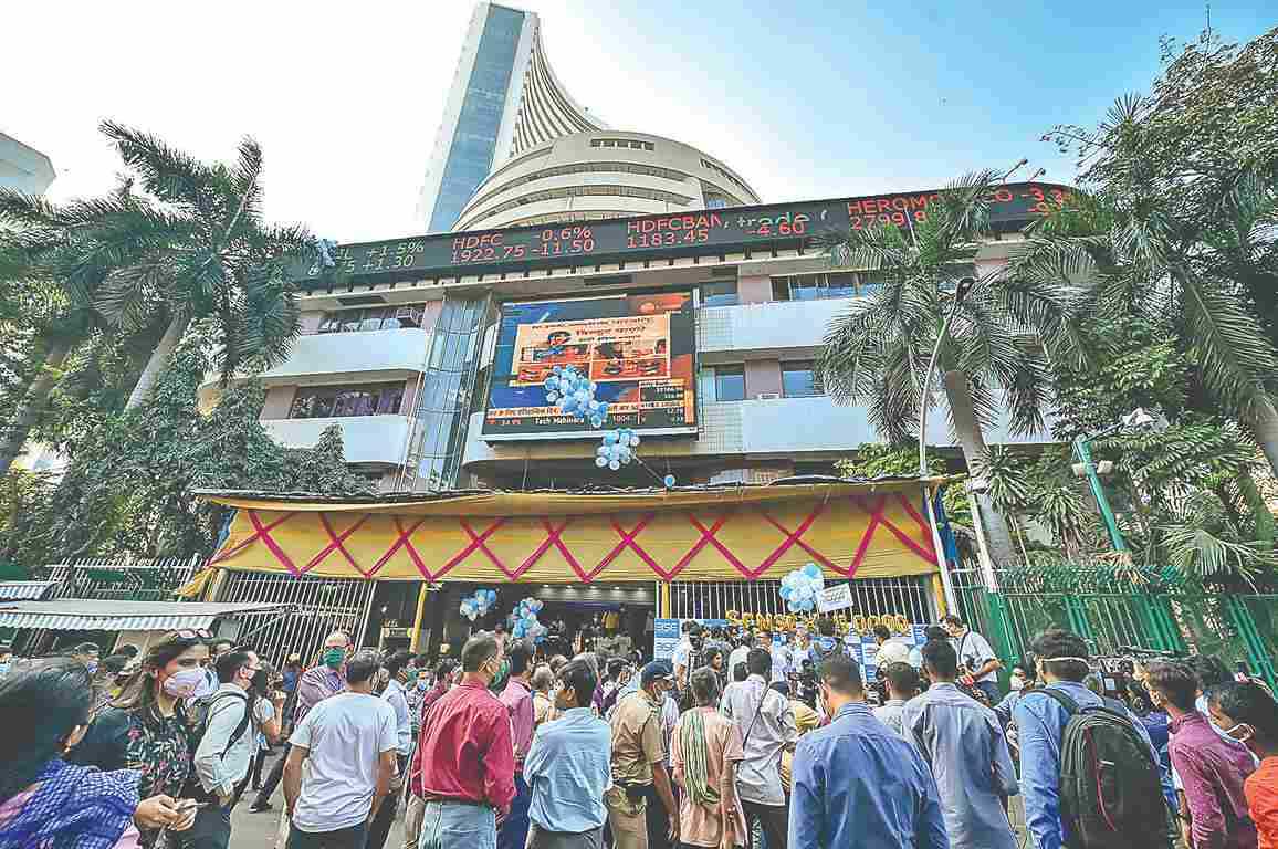 Sensex closes down by 426 points, banking stocks top losers