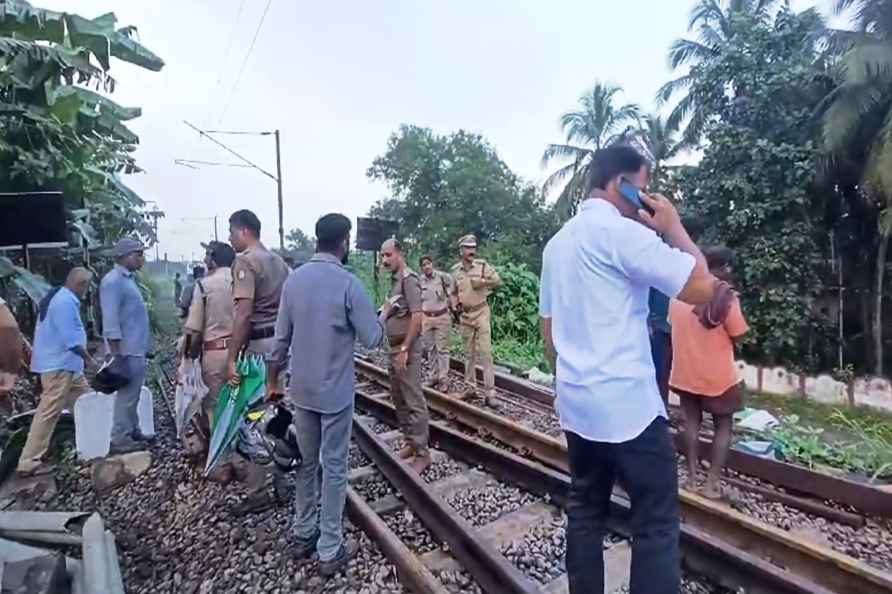 4 workers killed after being hit by Kerala Express train