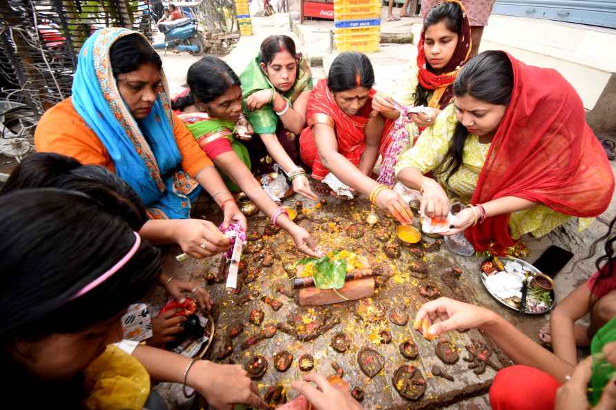 Patna: Women perform rituals for their brothers on the occasion ...