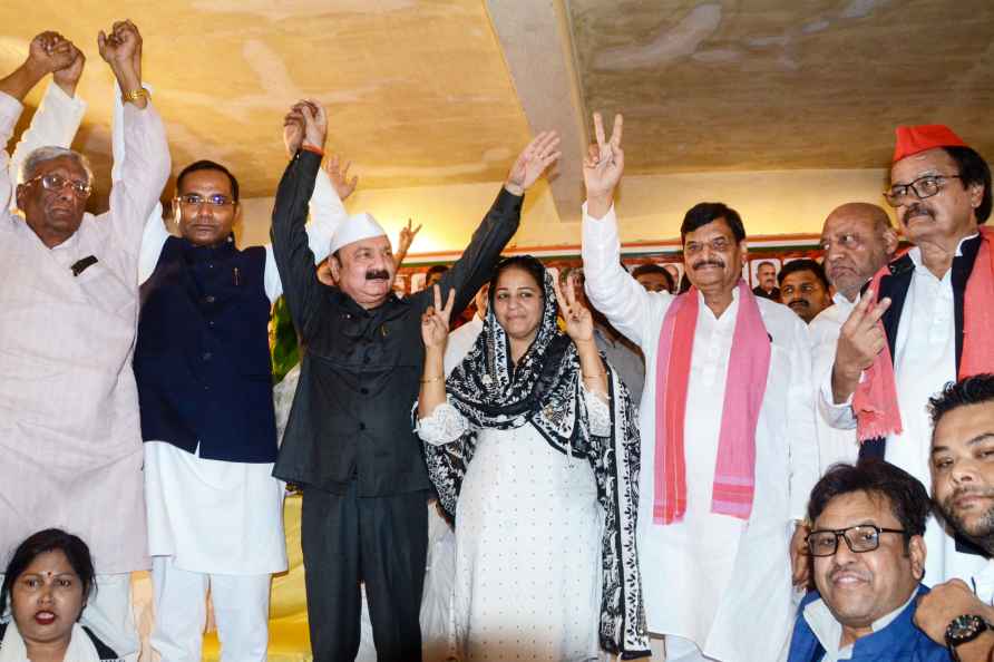 Kishori Lal, Shivpal Yadav with Naseem Solanki