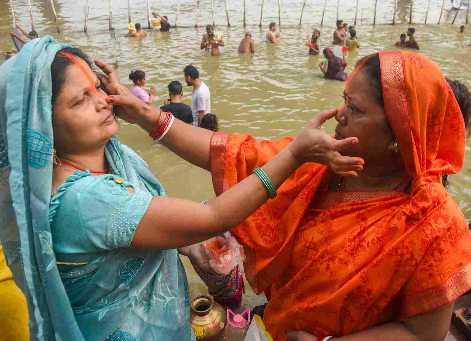 Toxic foam on Yamuna raises concerns as Chhath Puja begins in Delhi