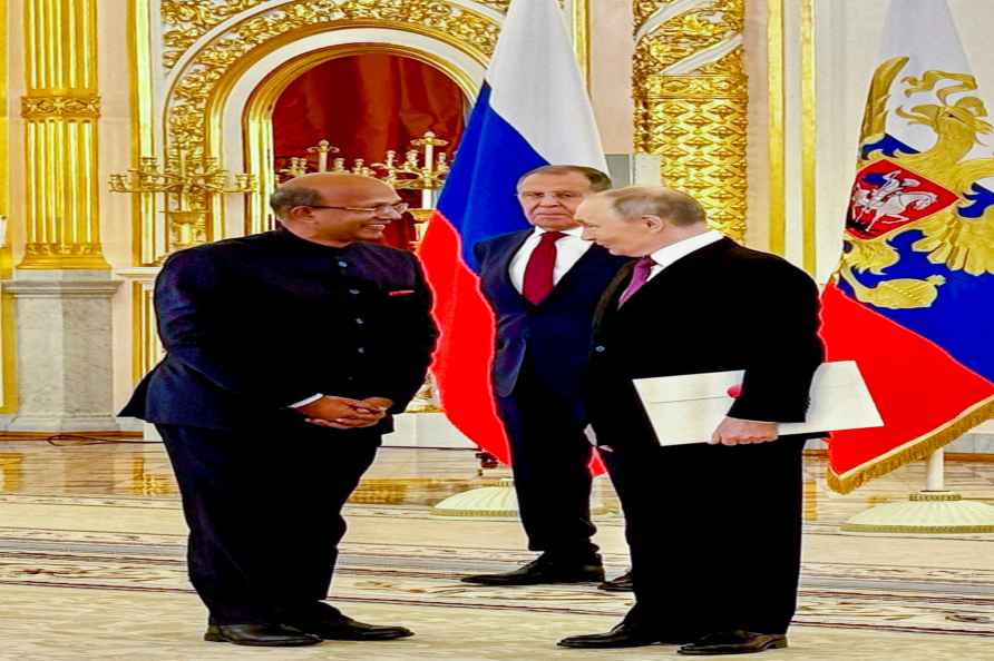 Vinay Kumar presents Letter of Credence to Putin