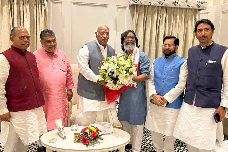 Hemant Soren, Mallikarjun Kharge meet