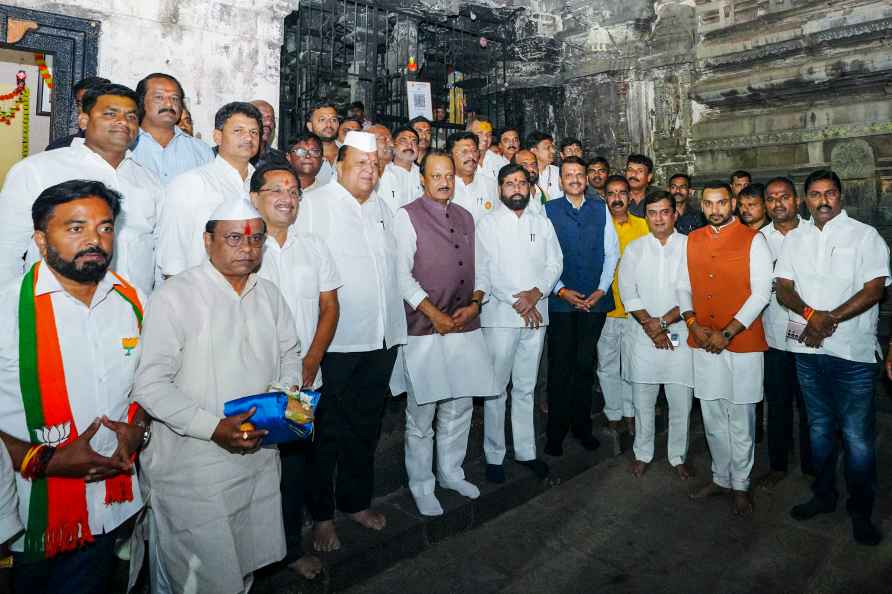 Shinde, Fadnavis at Mahalaxmi temple