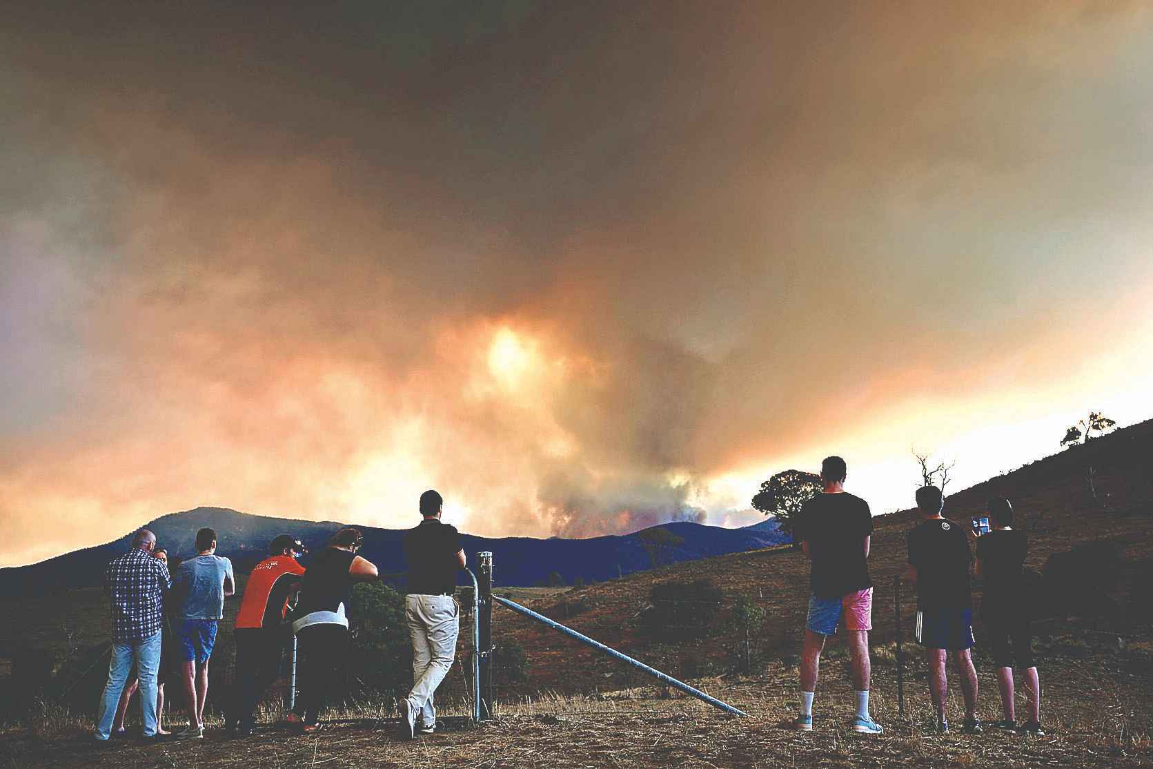 Bushfire threat forces evacuation of Australian town