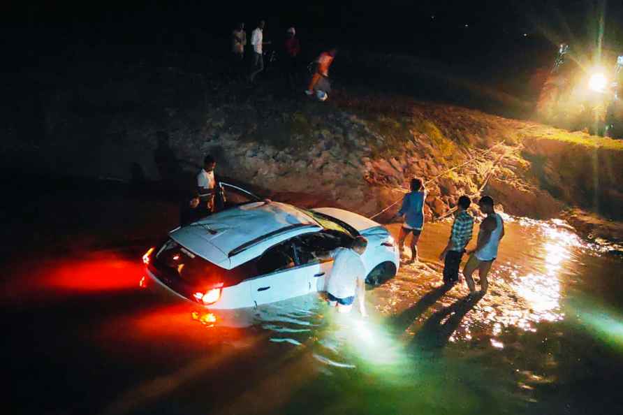 2 dead after car fell in drain of Ganga