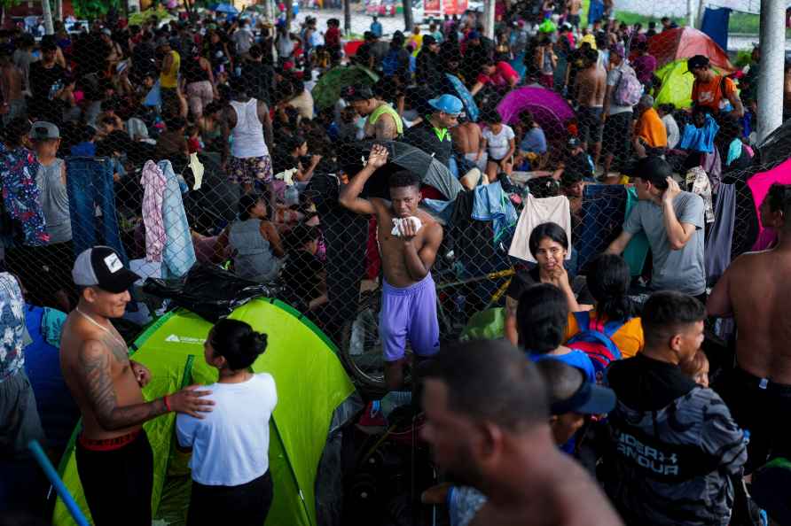 Migrants gather in Huixtla