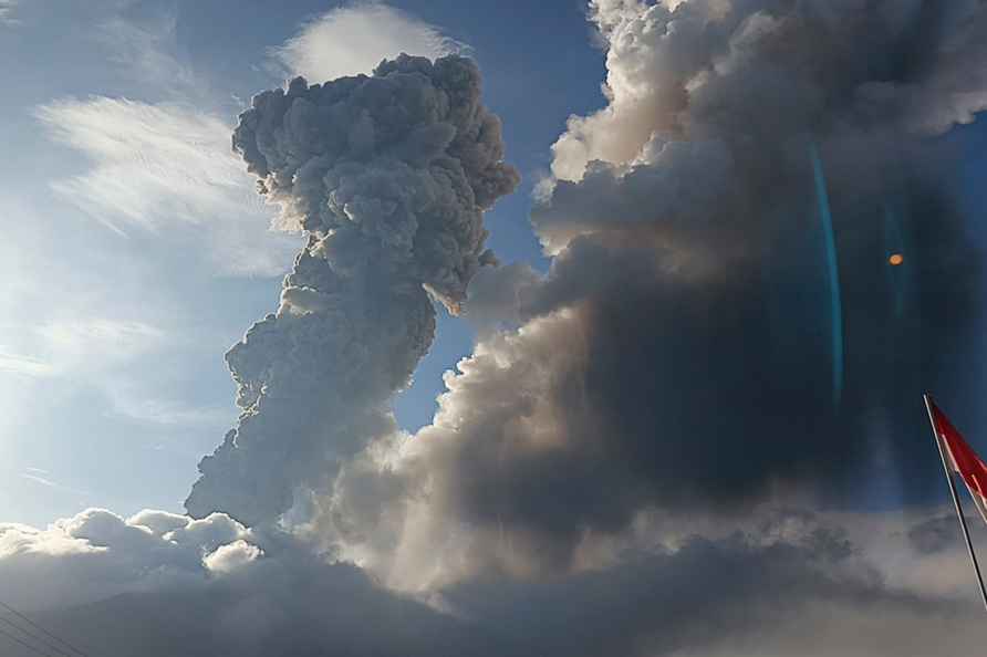 Mount Lewotobi Laki-Laki eruption