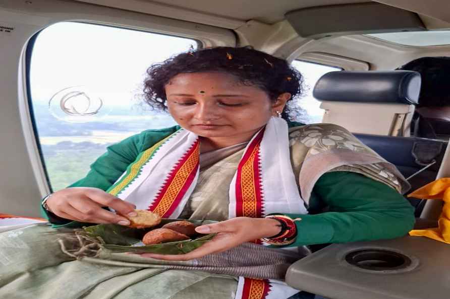 Kalpana Soren enjoys 'litti chokha'