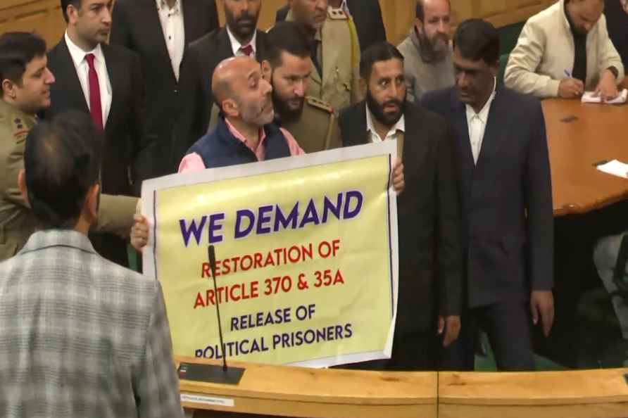 Sheikh Khursheed displays banner in J-K Assembly