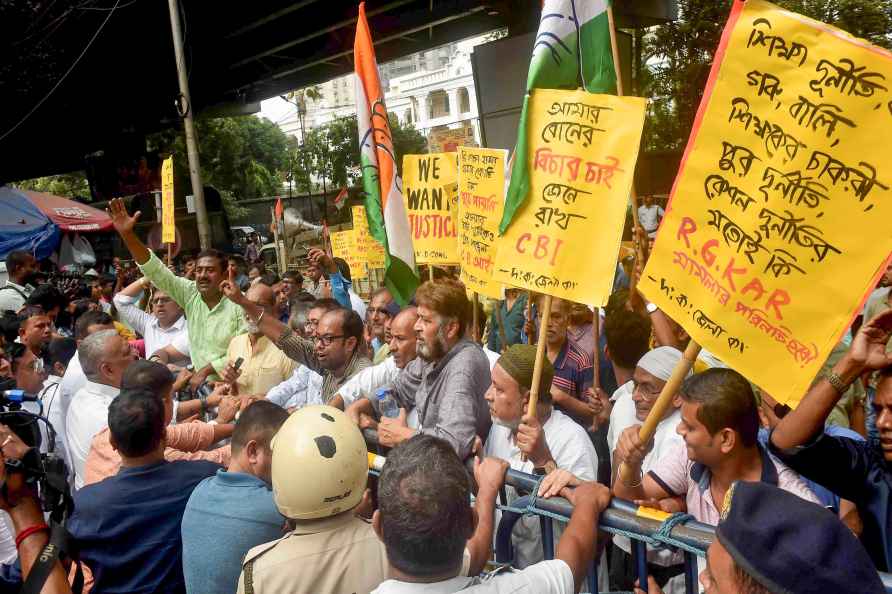 Kolkata: Police personnel try to stop Congress activists during ...