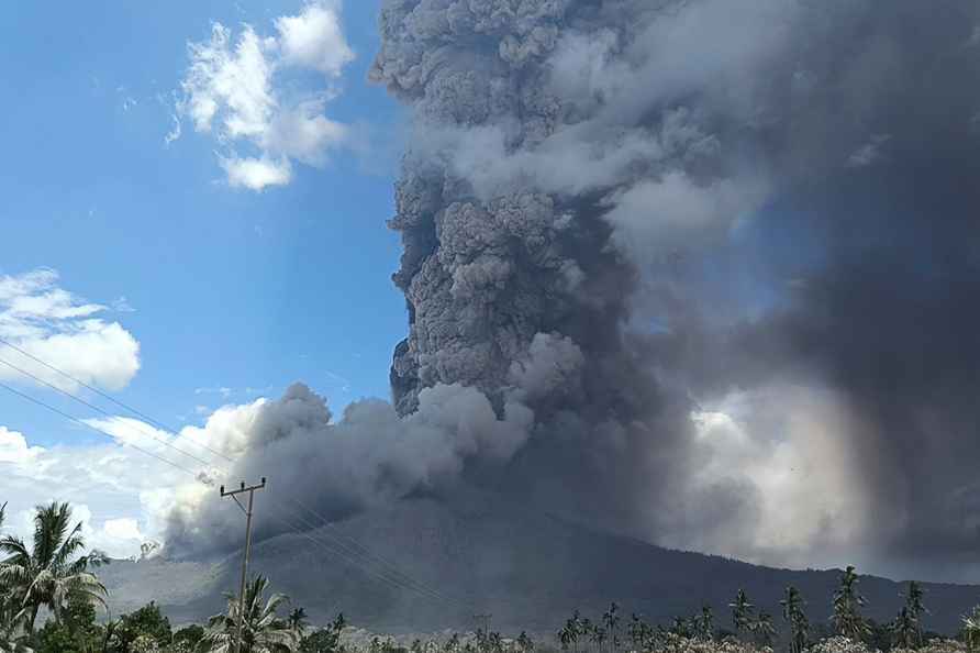 Mount Lewotobi Laki-Laki spews volcanic