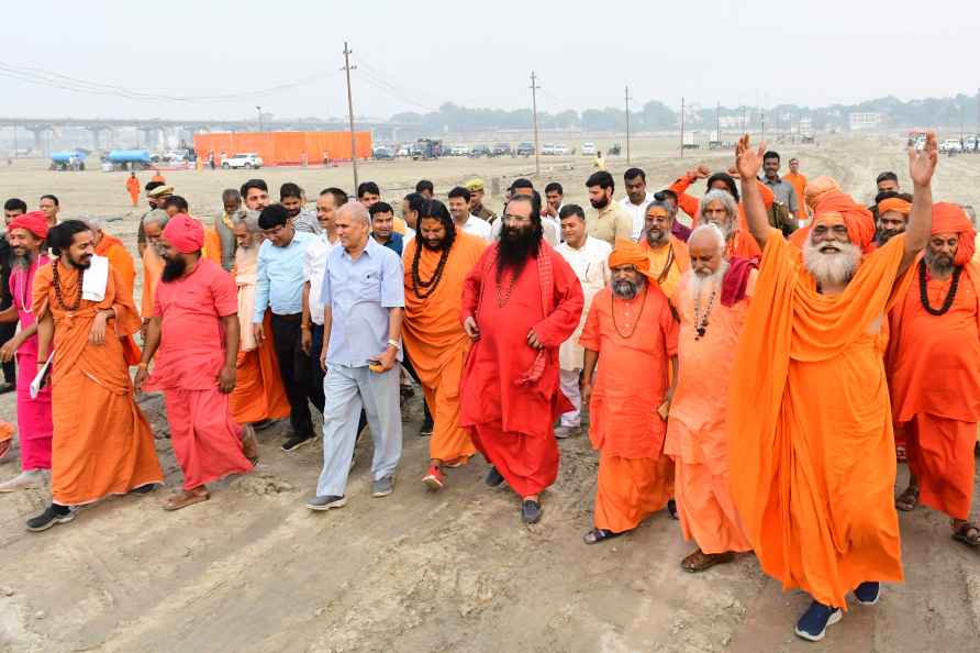 Mahant Ravindra Puri and sadhus visit Kumbh Mela area