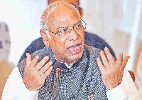 Kharge promises 5 guarantees for J&K if NC-Cong alliance wins