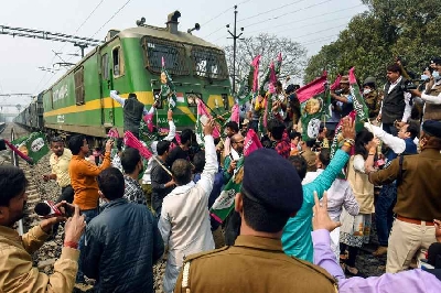 Farmers in Punjab, Haryana start 'rail roko' protest