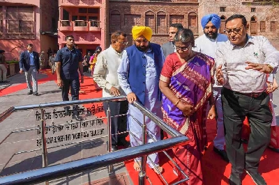 President Murmu pays obeisance at Golden Temple