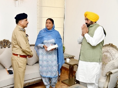 CM Mann gives cheque for Rs 1 crore to family of martyred Home Guard